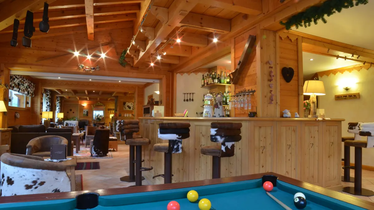 Hotel Clef Des Champs Morzine Bar Area 2