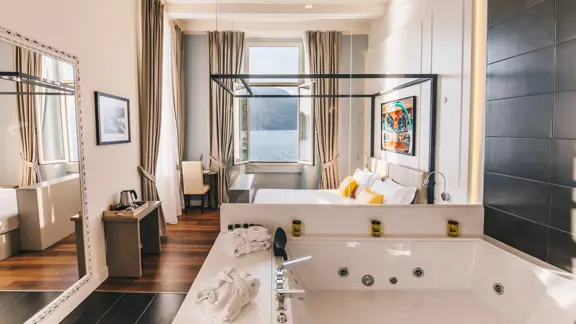 Junior suite with whirlpool