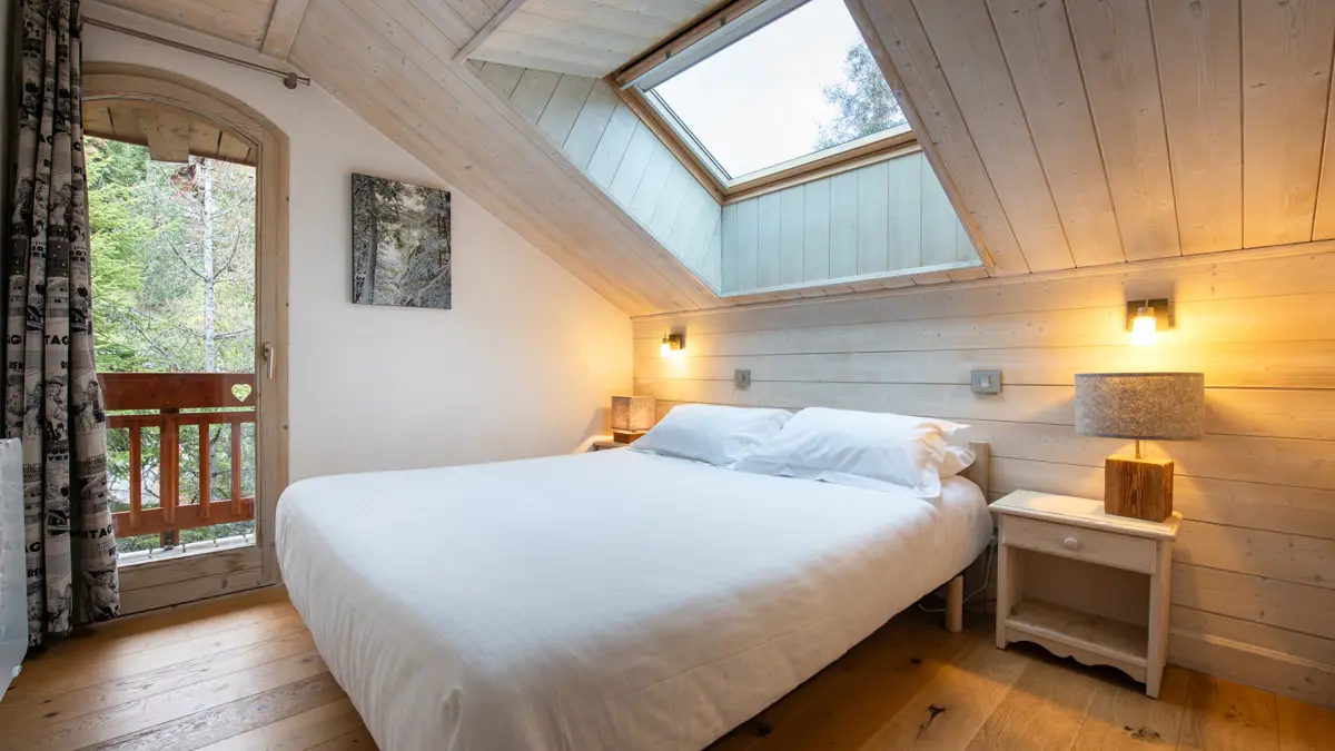 Chalet Le Cedre Blanc Meribel Bedroom Six