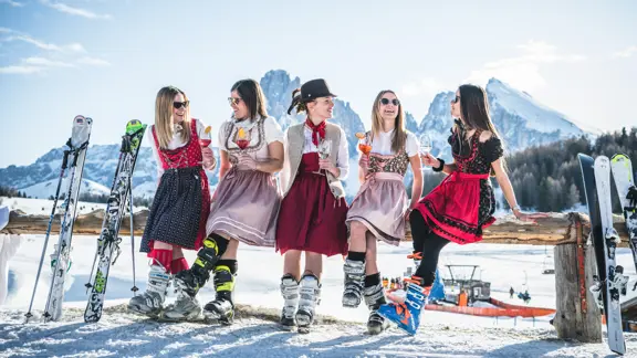 Ortisei_Dolomites_Dirndl_Ski-Day