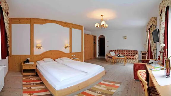 Fanes superior bedroom 