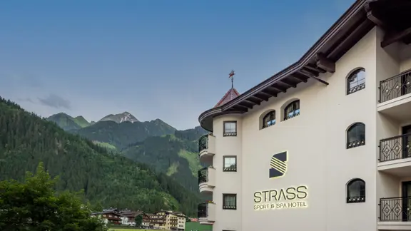 Sporthotel Strass Mayrhofen Exterior Copyright Becknaphoto