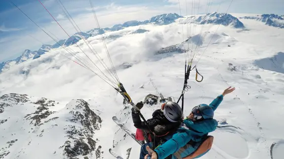 Paragliding © Bob Brunot