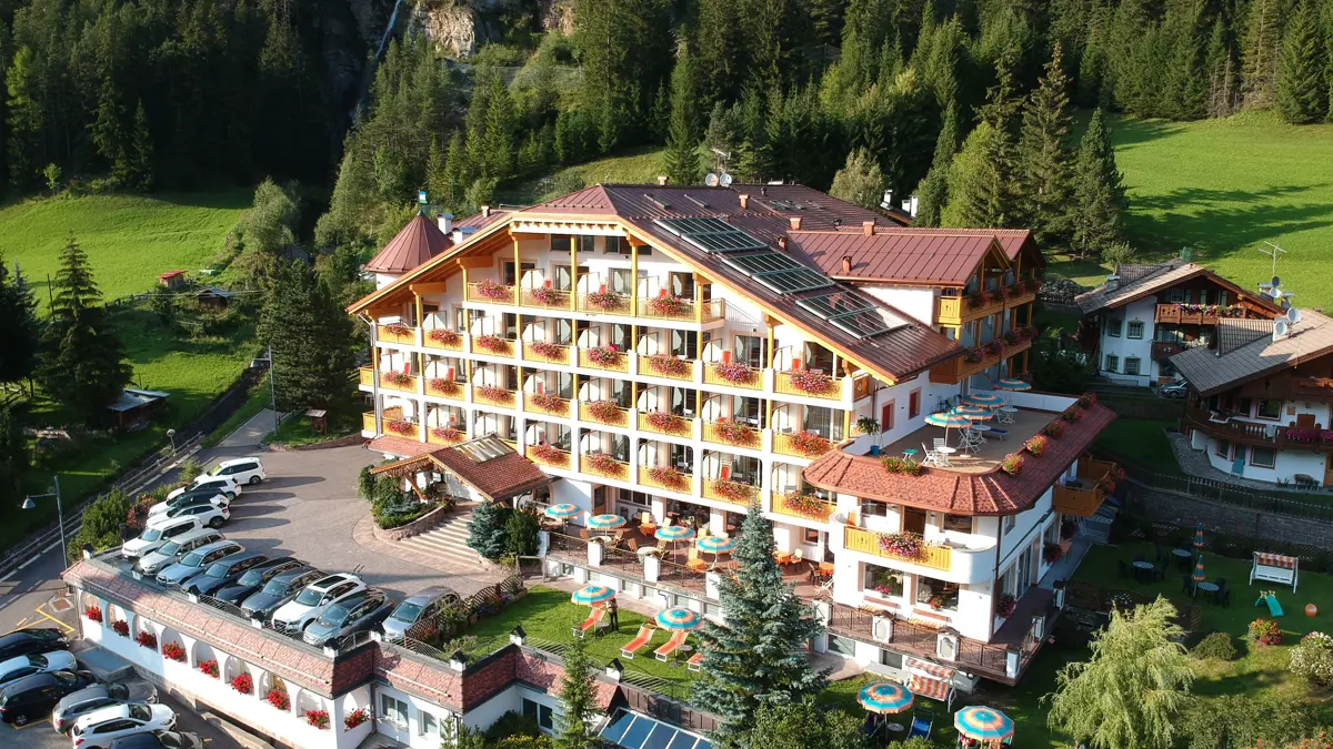 Hotel Cesa Tyrol, Canazei, Exterior