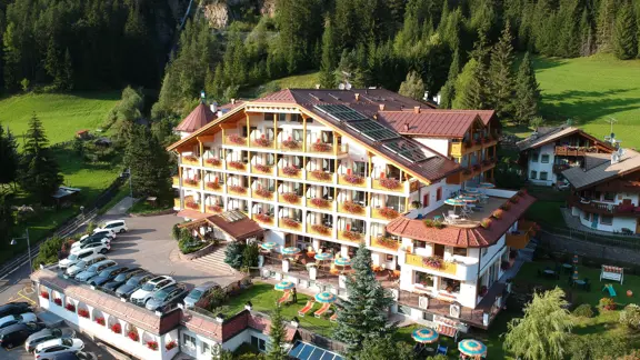 Hotel Cesa Tyrol, Canazei, Exterior