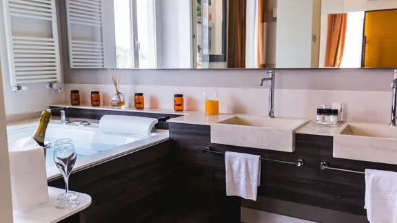 Floating spa suite bathroom