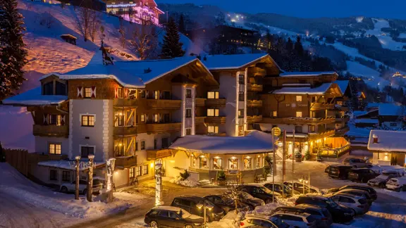 Hotel Die Sonne Saalbach Exterior Winter