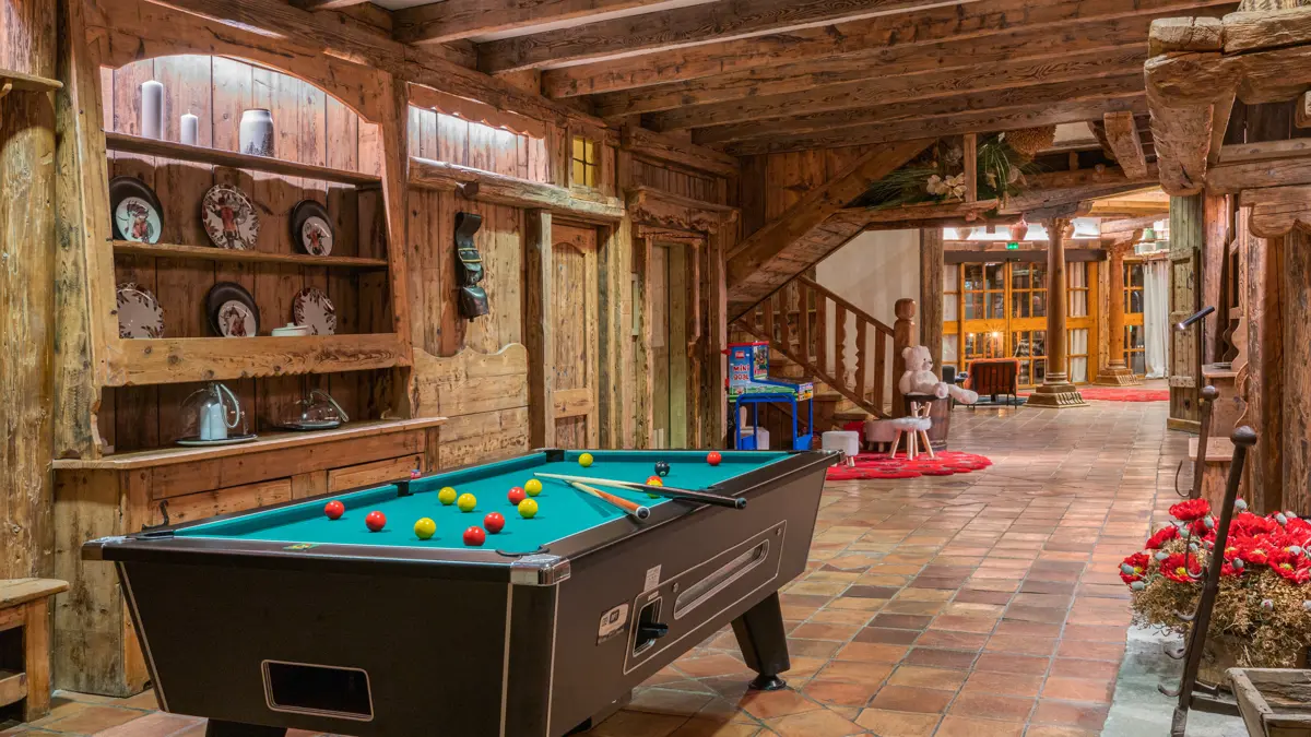 Village Montana Suites Tignes Pool Table