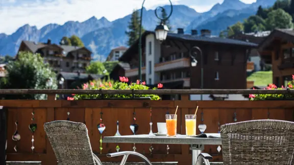 Hotel Christiania La Clusaz Balcony Breakfast
