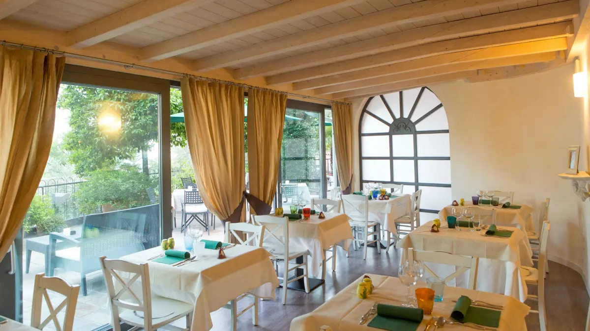 Villa La Gardenia Oleandra Limone Dining Room