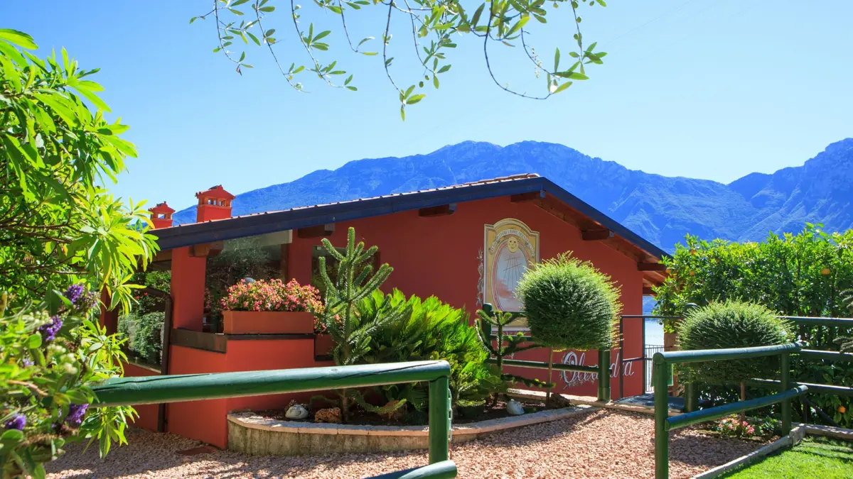 Villa La Gardenia Oleandra Limone Vibrant Exterior