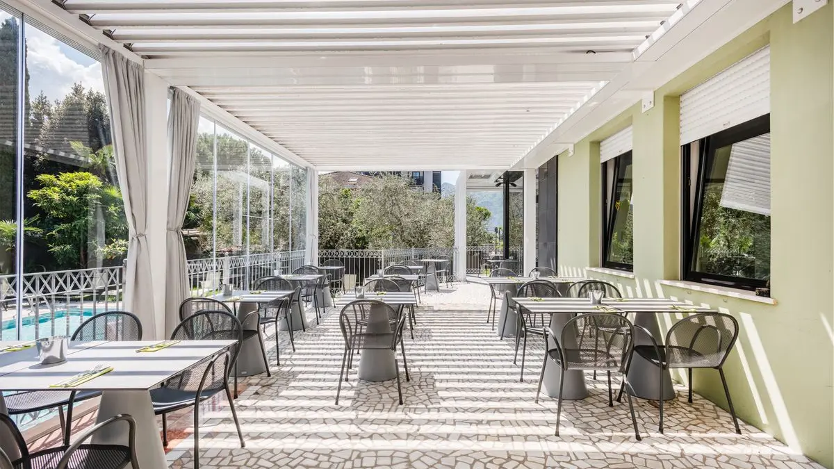 03 Terrace Breakfastt