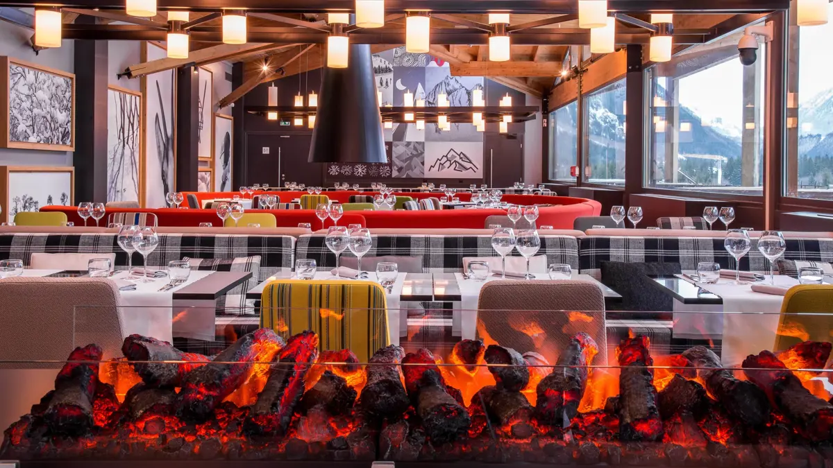 Hotel Alpina Chamonix Restaurant firepit 