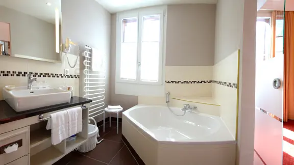 Junior suite bathroom