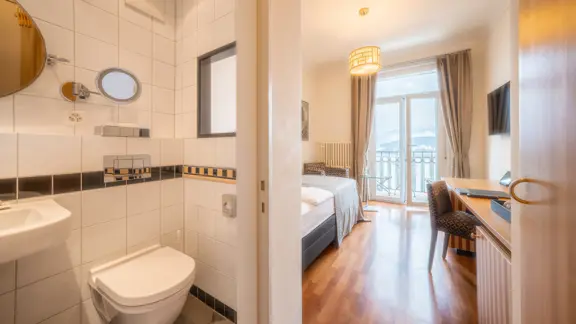 Lake side single room 