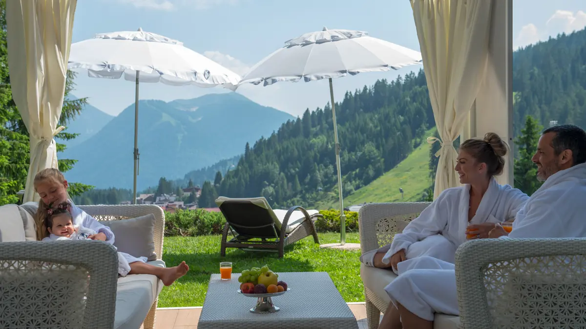 Hotel Cristal Palace, Madonna Di Campiglio, Relaxing in the Garden
