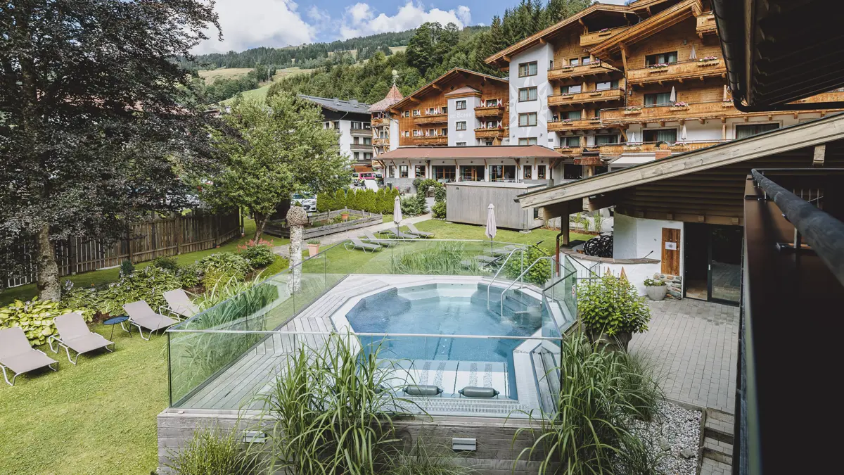 Hotel Sonne Saalbach Outdoor Pool Garden