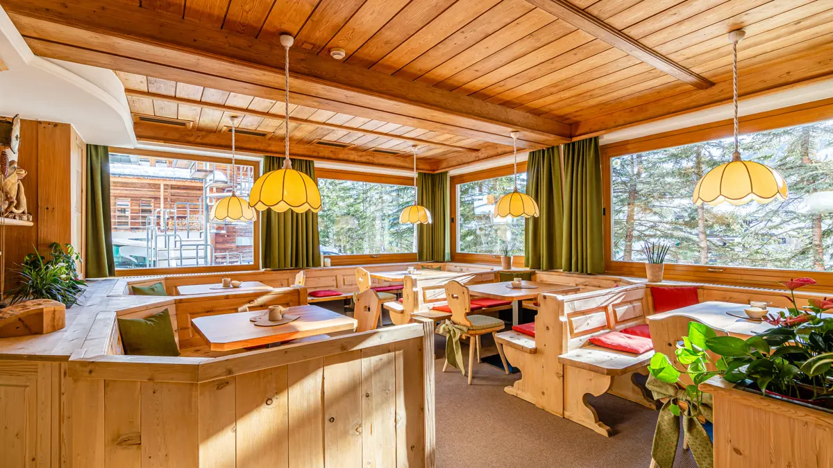 Inghams Italy Dolomites San Cassiano Hotel La Stua Dining Room (2)