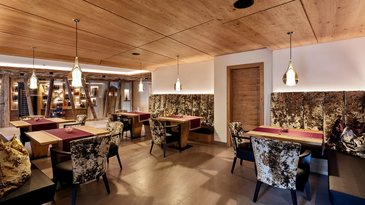 Inghams Italy Dolomites Colfosco Hotel Mezdi Bar Area
