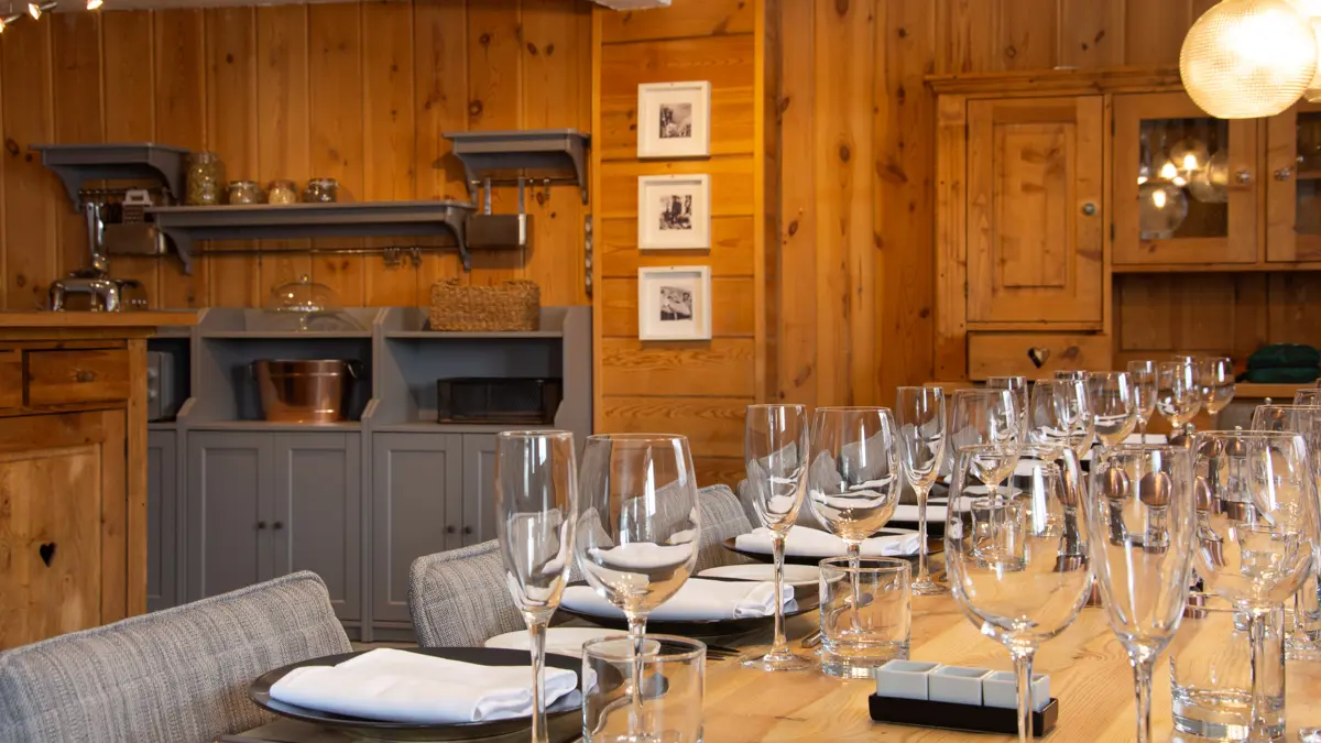 Chalet La Breche Alpe d'Huez Dining Area