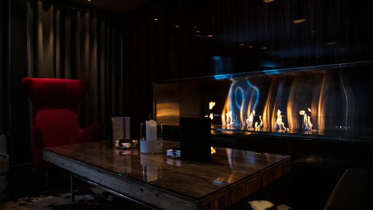 Hotel Avenue Lodge Val d'Isere lounge fireplace