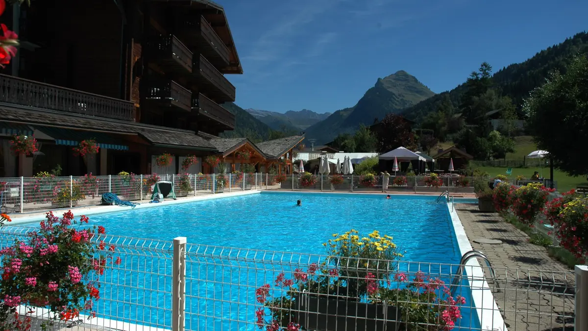 Hotel Le Cret Morzine Outdoor Pool 1