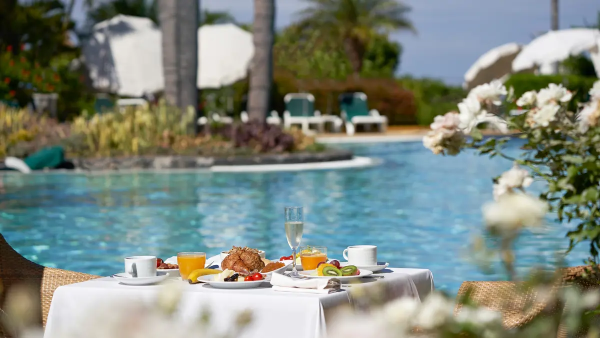 Suite Hotel Eden Mar Funchal Poolside Breakfast