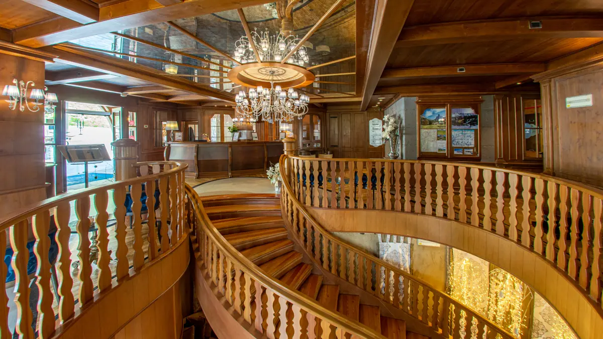 Hotel Cristal Palace, Madonna Di Campiglio, Grand Staircase