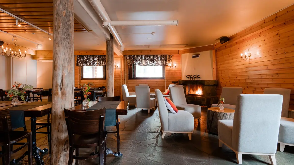 Akas Hotel Fireplace Lounge