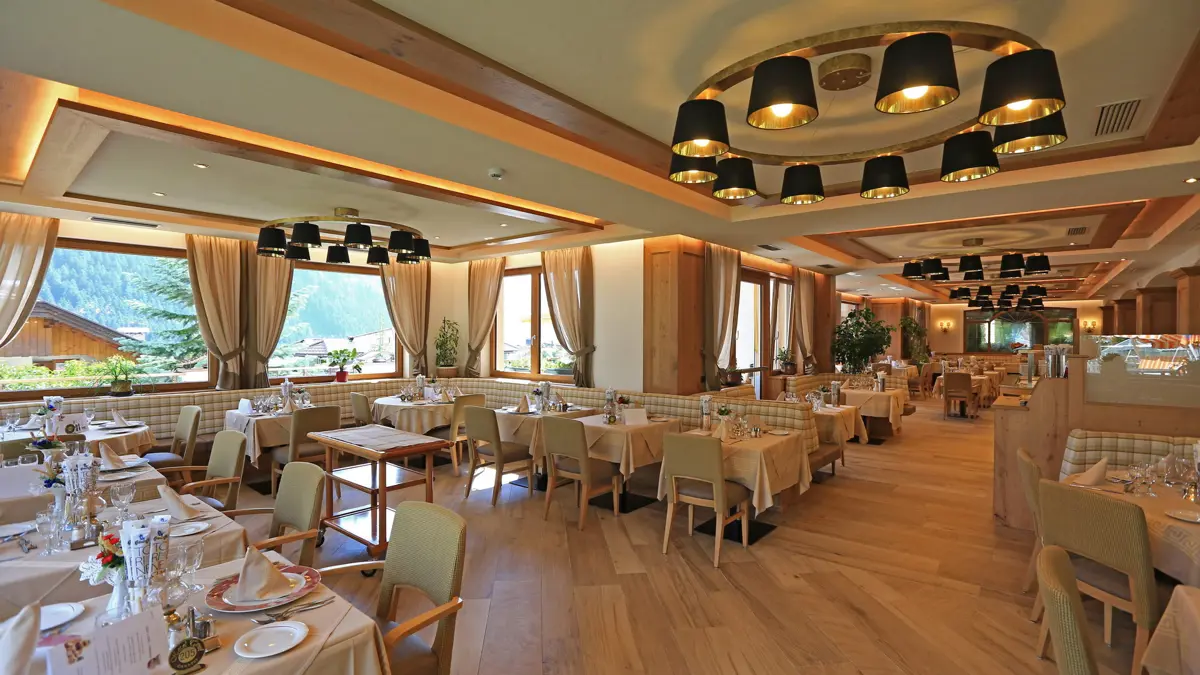 Hotel Cesa Tyrol, Canazei, Dolomites, Restaurant