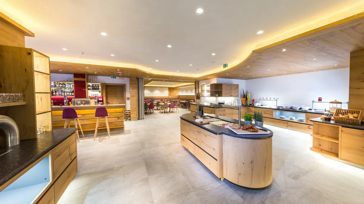 Hotel Gruner Baum Zell Am See Breakfast Buffet (1)