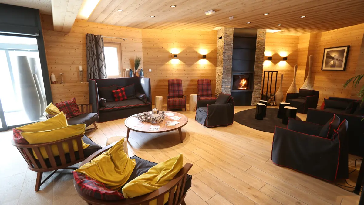 Residence Le Coeur Des Loges Les Menuires .Lounge Fireplace