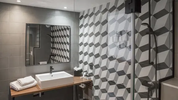 Double bedroom bathroom