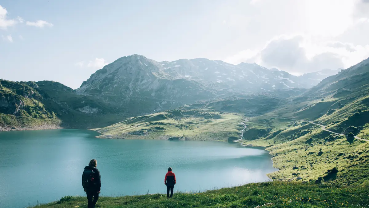 Lech Walking By A Mountain Lake Copyright Daniel Zangerl Lech Zuers Tourismus