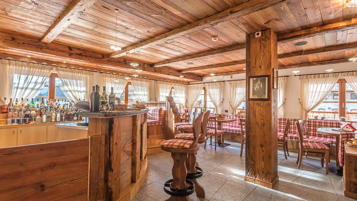 Inghams Italy Monterosa Gressoney Lo Scoiattolo Bar 2
