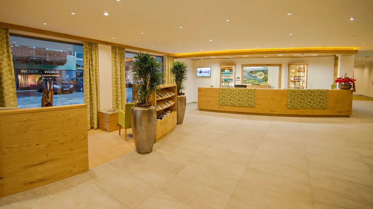 Hotel Gruner Baum Zell Am See Reception (1)