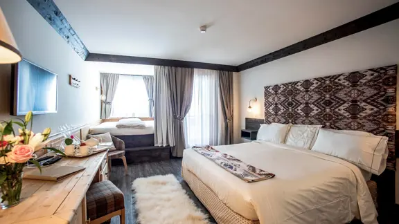 Standard alcova bedroom