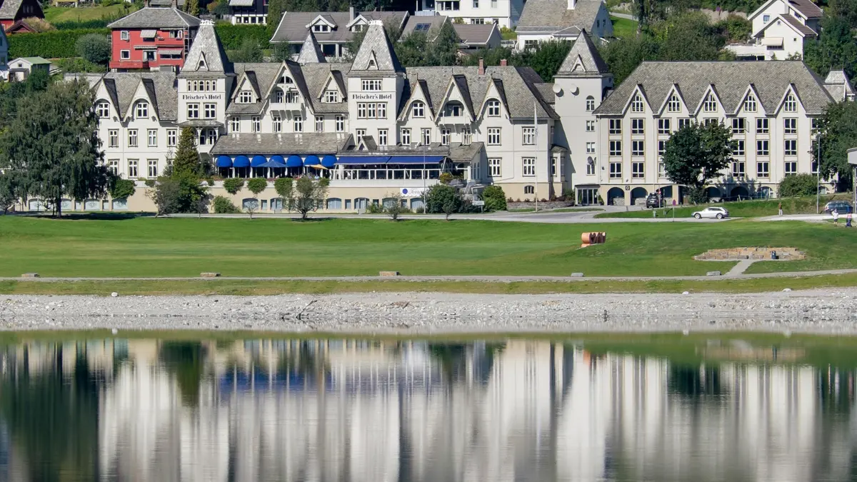 Fleischers Hotel Voss Exterior By Lake