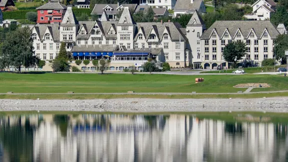 Fleischers Hotel Voss Exterior By Lake