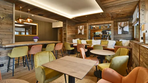 Hotel Clef Des Champs Morzine Bar Area 1
