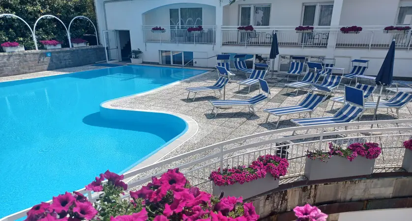 Hotel Excelsior Bay, Malcesine, Sun loungers by the Pool