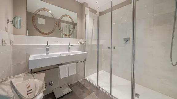 Deluxe Room Bathroom